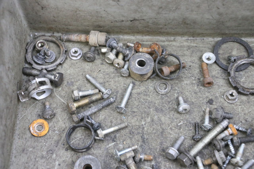 photo de TORBA ZESTAW ŚRUB I WKRĘTÓW PEUGEOT ELYSEO 125 (1999 - 2004) - Inny kąt widzenia