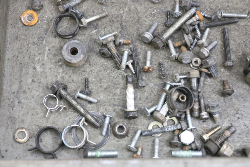 photo de TORBA ZESTAW ŚRUB I WKRĘTÓW PEUGEOT ELYSEO 125 (1999 - 2004) - Zbliżenie techniczne