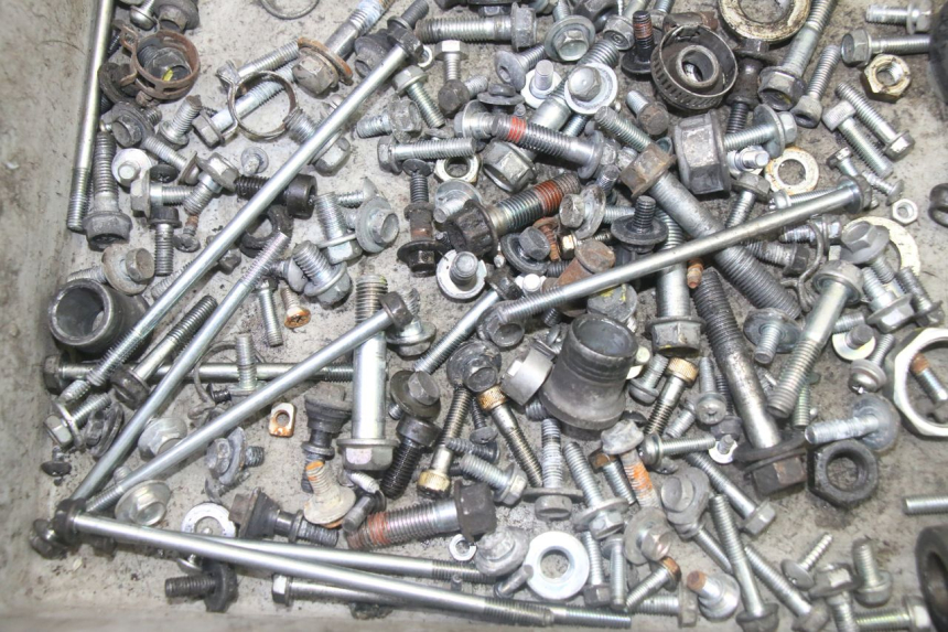 photo de WOREK Z ŚRUBAMI I ELEMENTAMI ZŁĄCZNYMI HONDA FES S-WING SWING ABS 125 (2007 - 2015) - Inny kąt widzenia