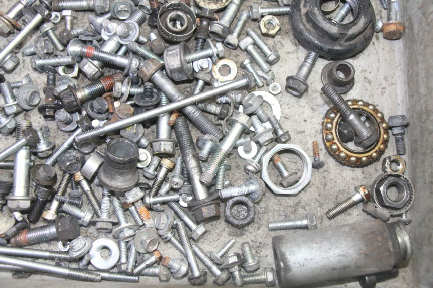 photo de WOREK Z ŚRUBAMI I ELEMENTAMI ZŁĄCZNYMI HONDA FES S-WING SWING ABS 125 (2007 - 2015) - Zbliżenie techniczne