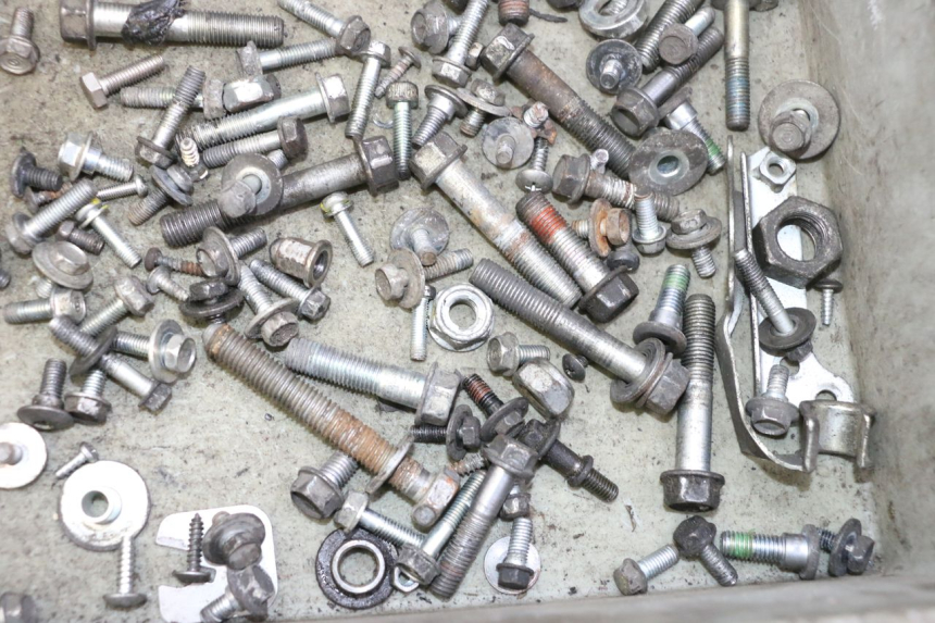 photo de WOREK Z ŚRUBAMI I ELEMENTAMI ZŁĄCZNYMI HONDA FES S-WING SWING ABS 125 (2007 - 2015) - Zbliżenie techniczne