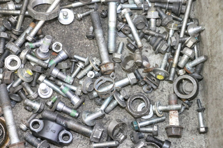 photo de WOREK Z ŚRUBAMI I ELEMENTAMI ZŁĄCZNYMI HONDA FES S-WING SWING ABS 125 (2007 - 2015) - Inny kąt widzenia