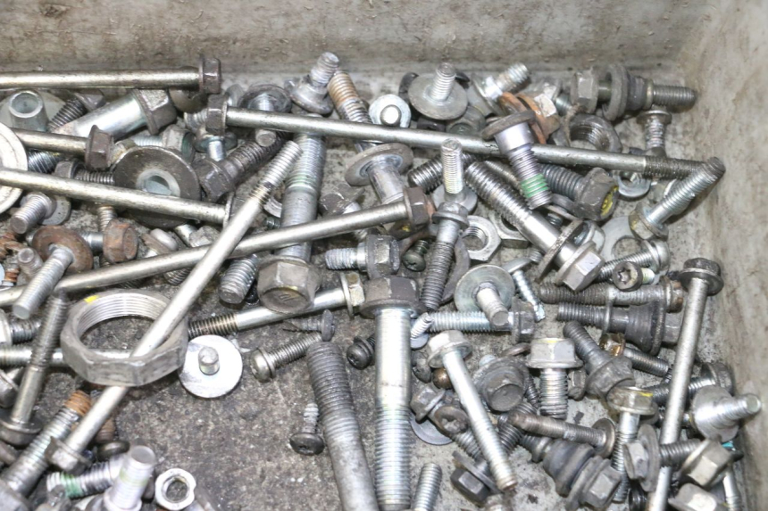 photo de WOREK Z ŚRUBAMI I ELEMENTAMI ZŁĄCZNYMI HONDA FES S-WING SWING ABS 125 (2007 - 2015) - Zbliżenie techniczne