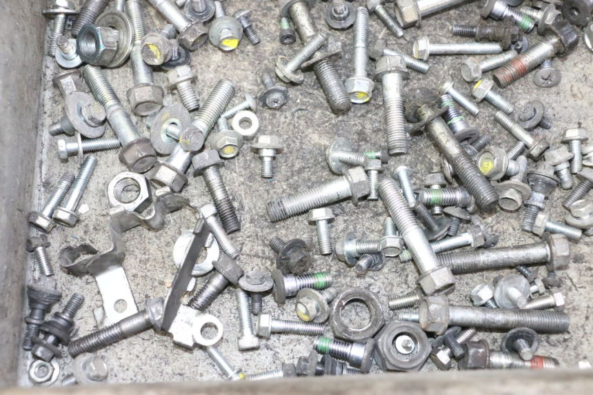 photo de WOREK Z ŚRUBAMI I ELEMENTAMI ZŁĄCZNYMI HONDA FES S-WING SWING ABS 125 (2007 - 2015) - Inny kąt widzenia