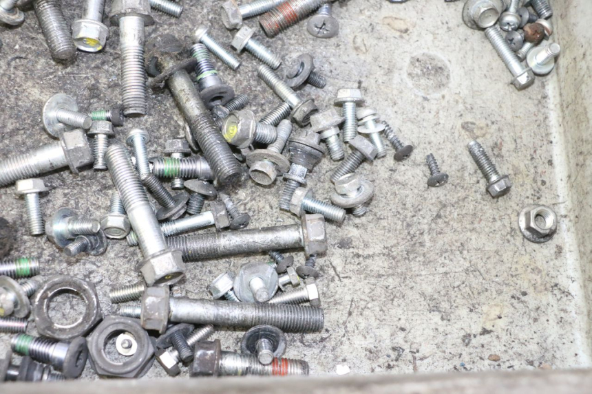 photo de WOREK Z ŚRUBAMI I ELEMENTAMI ZŁĄCZNYMI HONDA FES S-WING SWING ABS 125 (2007 - 2015) - Zbliżenie techniczne