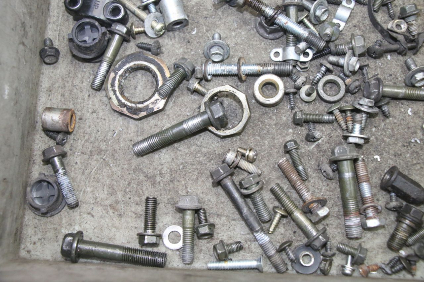 photo de TORBA ZESTAW ŚRUB I WKRĘTÓW SYM FIDDLE 2 S 125 (2012 - 2014) - Inny kąt widzenia