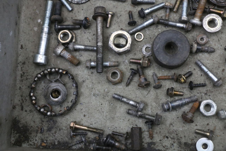 photo de TORBA ZESTAW ŚRUB I WKRĘTÓW PIAGGIO FLY 4T 50 (2004 - 2010) - Inny kąt widzenia