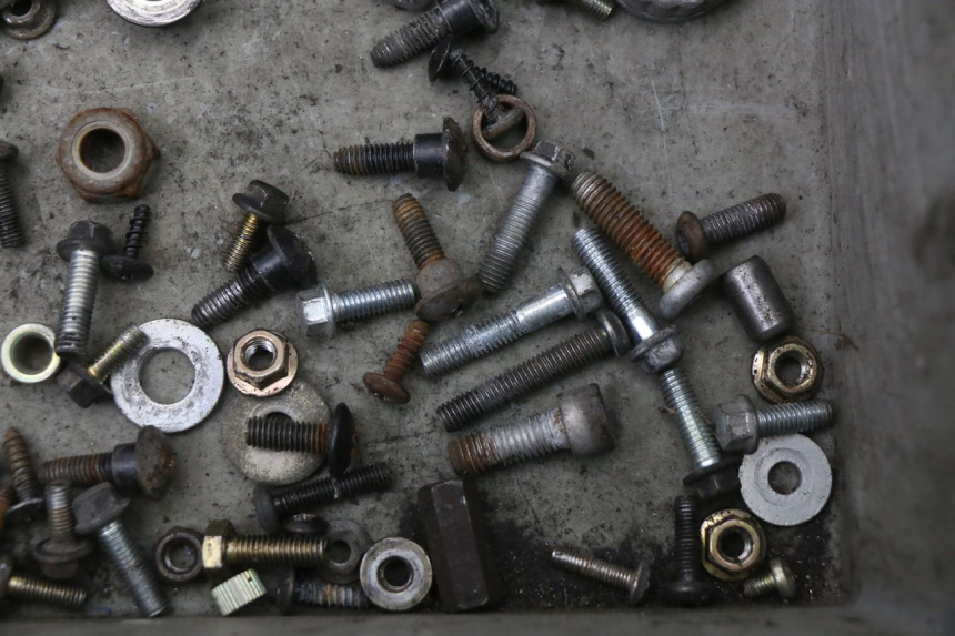 photo de TORBA ZESTAW ŚRUB I WKRĘTÓW PIAGGIO FLY 4T 50 (2004 - 2010) - Zbliżenie techniczne