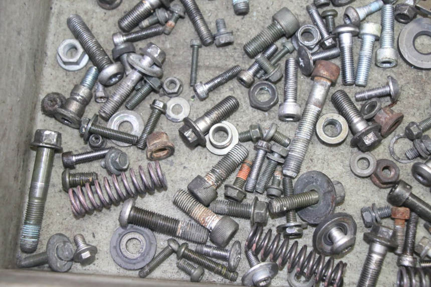 photo de WOREK ŚRUB I WKRĘTÓW YAMAHA FZ6 N FAZER 600 (2004 - 2006) - Inny kąt widzenia