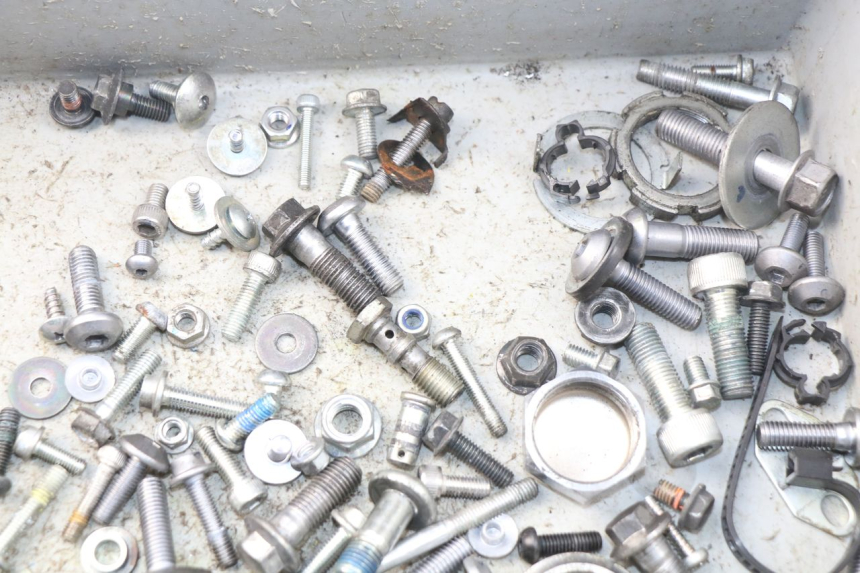 photo de WOREK ŚRUB I ŚRUBEK YAMAHA FZ8 800 (2010 - 2016) - Inny kąt widzenia