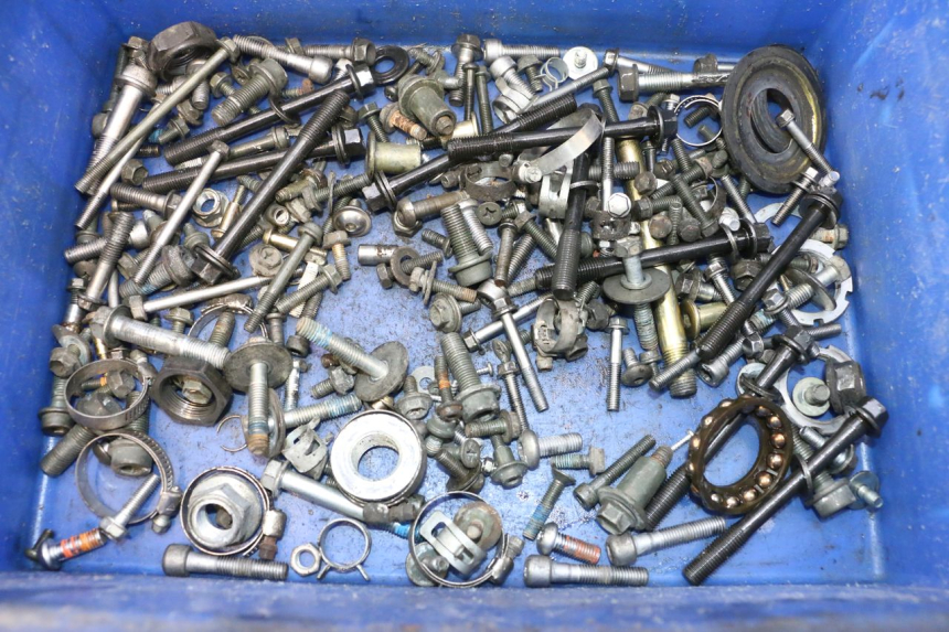photo de WOREK Z ŚRUBAMI I WKRĘTAMI SUZUKI GSR 600 (2005 - 2012) - Widok główny
