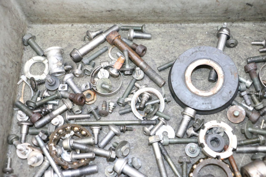 photo de WOREK ŚRUB I WKRĘTÓW SUZUKI GSXR GSX-R 1000 (2003 - 2004) - Zoom stanu zużycia