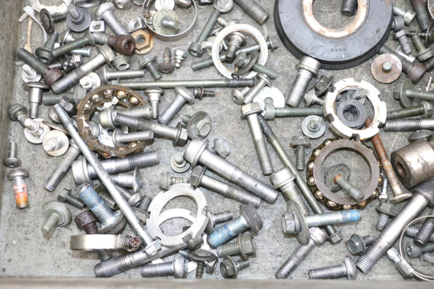 photo de WOREK ŚRUB I WKRĘTÓW SUZUKI GSXR GSX-R 1000 (2003 - 2004) - Inny kąt widzenia