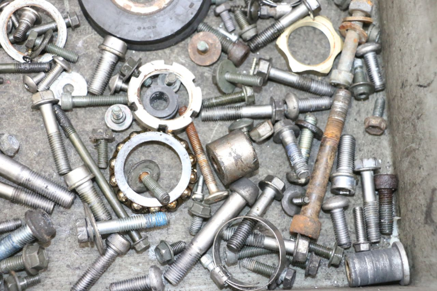 photo de WOREK ŚRUB I WKRĘTÓW SUZUKI GSXR GSX-R 1000 (2003 - 2004) - Zbliżenie techniczne