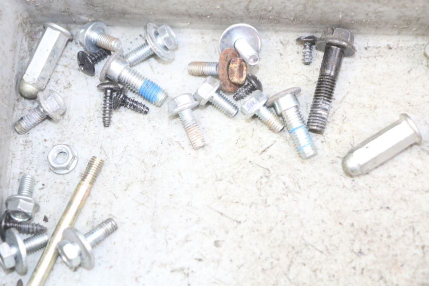 photo de TORBA ZESTAW ŚRUB I WKRĘTÓW JM MOTORS GT LINE 4T 50 (2021 - 2023) - Zbliżenie techniczne