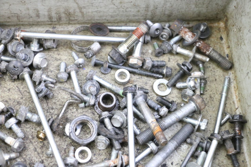 photo de WOREK Z ŚRUBAMI I ELEMENTAMI ZŁĄCZNYMI HONDA FES S-WING SWING ABS 125 (2007 - 2015) - Inny kąt widzenia