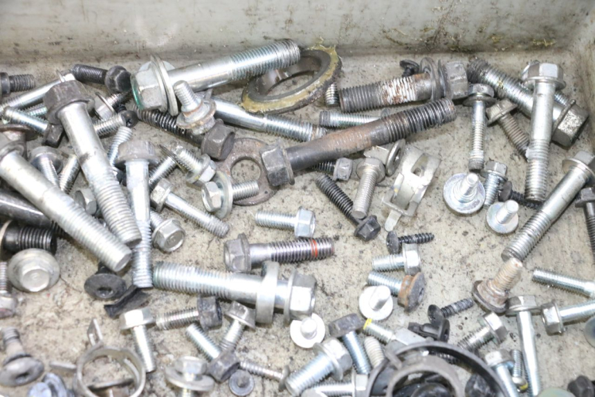 photo de WOREK Z ŚRUBAMI I WKRĘTAMI HONDA FORZA 125 (2021 - 2025) - Zbliżenie techniczne