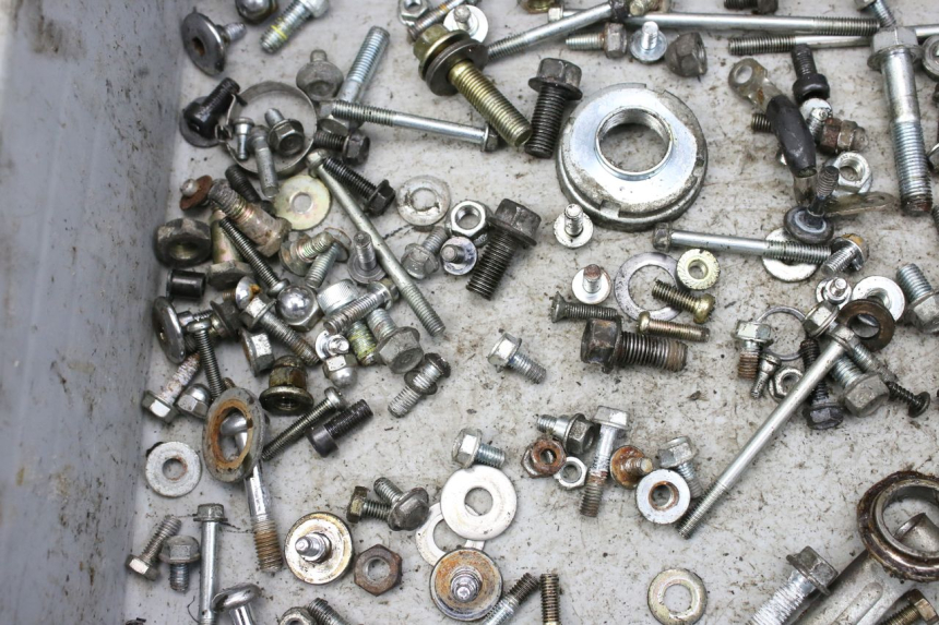 photo de TORBA ZESTAW ŚRUB I WKRĘTÓW SYM HUSKY 125 (1999 - 2005) - Zoom stanu zużycia