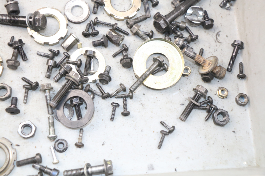 photo de TORBA ZESTAW ŚRUB I WKRĘTÓW PEUGEOT KISBEE 4T 50 (2018 - 2022) - Zoom stanu zużycia