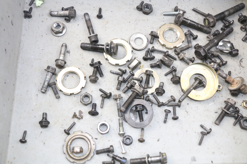 photo de TORBA ZESTAW ŚRUB I WKRĘTÓW PEUGEOT KISBEE 4T 50 (2018 - 2022) - Inny kąt widzenia