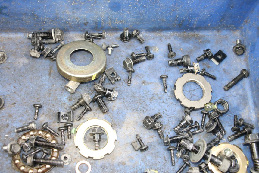 photo de TORBA ZESTAW ŚRUB I WKRĘTÓW PEUGEOT KISBEE 4T 50 (2018 - 2022) - Inny kąt widzenia