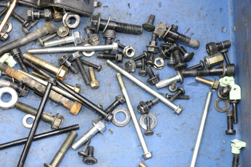 photo de TORBA ZESTAW ŚRUB I WKRĘTÓW PEUGEOT KISBEE 4T 50 (2018 - 2022) - Inny kąt widzenia