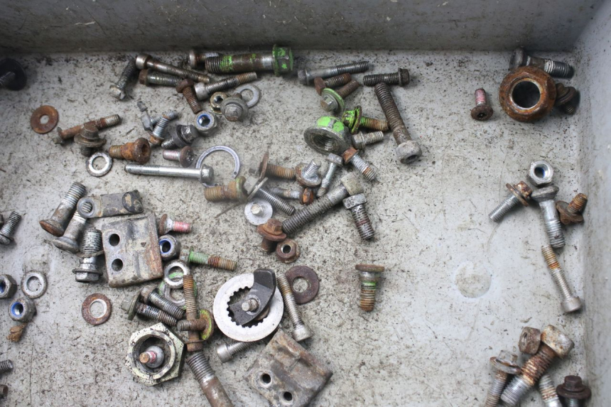 photo de TORBA ZESTAW ŚRUB I WKRĘTÓW KAWASAKI KX 250 (1994 - 1998) - Zbliżenie techniczne