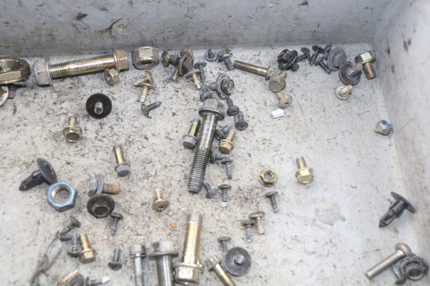 photo de TORBA ZESTAW ŚRUB I WKRĘTÓW KYMCO LIKE 2T 50 (2009 - 2018) - Inny kąt widzenia