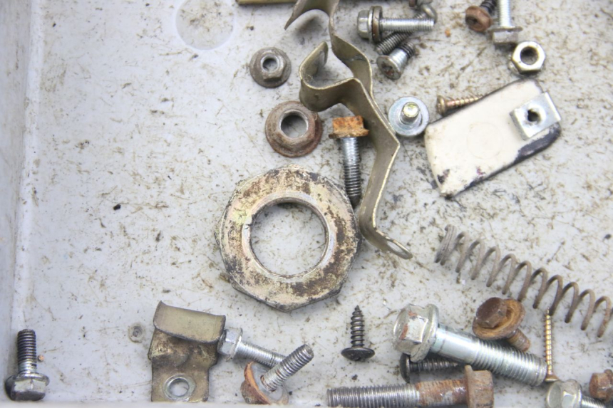 photo de WOREK Z ŚRUBAMI I WKRĘTAMI VENESI LOWIGI RETRO JJ50QT-3 50 (2020 - 2022) - Szczegół części