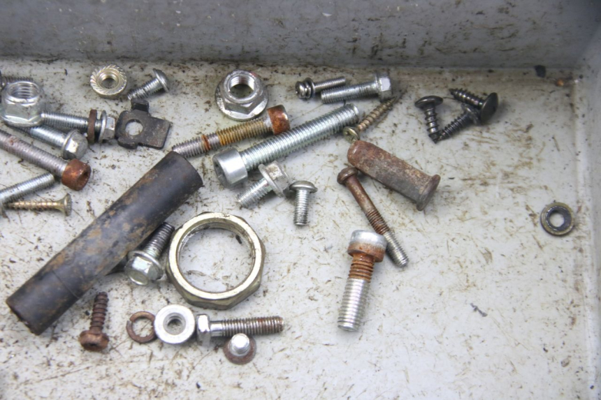 photo de WOREK Z ŚRUBAMI I WKRĘTAMI VENESI LOWIGI RETRO JJ50QT-3 50 (2020 - 2022) - Inny kąt widzenia