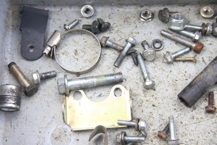 photo de WOREK Z ŚRUBAMI I WKRĘTAMI VENESI LOWIGI RETRO JJ50QT-3 50 (2020 - 2022) - Zbliżenie techniczne