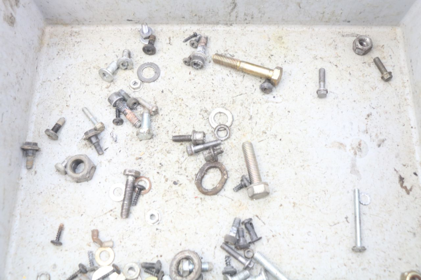 photo de TORBA ZESTAW ŚRUB I WKRĘTÓW PEUGEOT LUDIX 50 (2005 - 2007) - Zoom stanu zużycia