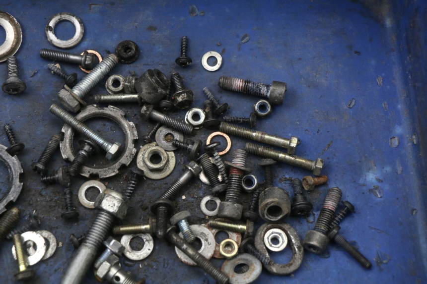 photo de TORBA ZESTAW ŚRUB I WKRĘTÓW PEUGEOT LUDIX 50 (2005 - 2007) - Zoom stanu zużycia