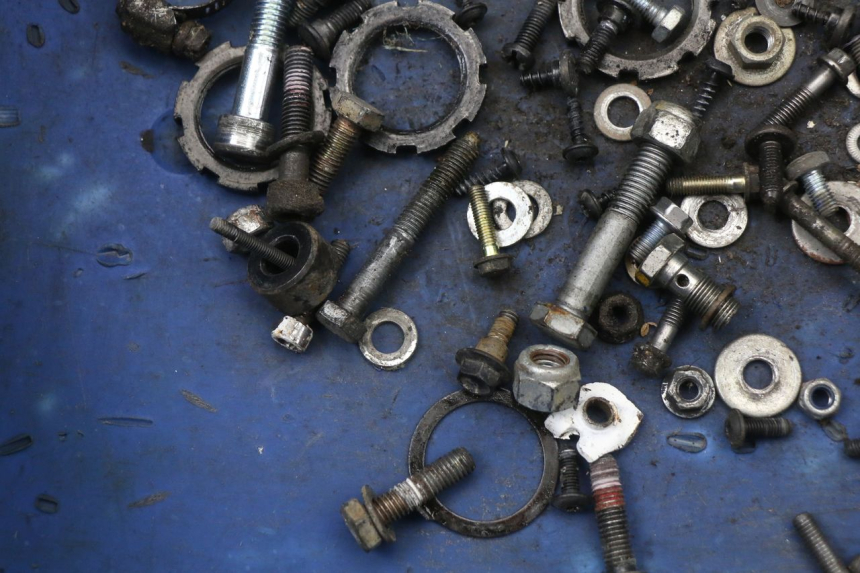 photo de TORBA ZESTAW ŚRUB I WKRĘTÓW PEUGEOT LUDIX 50 (2005 - 2007) - Inny kąt widzenia