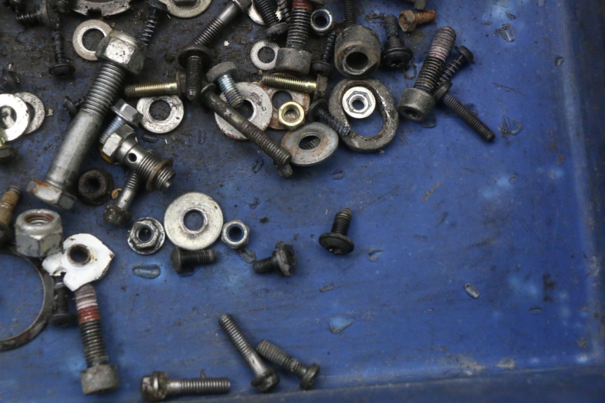 photo de TORBA ZESTAW ŚRUB I WKRĘTÓW PEUGEOT LUDIX 50 (2005 - 2007) - Zbliżenie techniczne