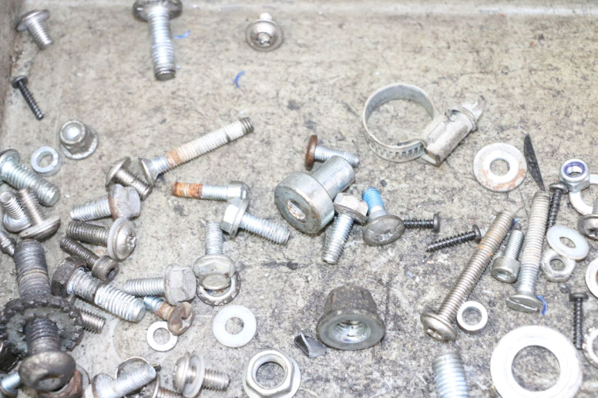 photo de WOREK Z ŚRUBAMI I ELEMENTAMI ZŁĄCZNYMI RIEJU MRT 50 (2018 - 2021) - Szczegół części