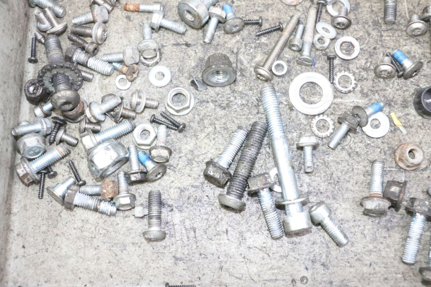 photo de WOREK Z ŚRUBAMI I ELEMENTAMI ZŁĄCZNYMI RIEJU MRT 50 (2018 - 2021) - Inny kąt widzenia