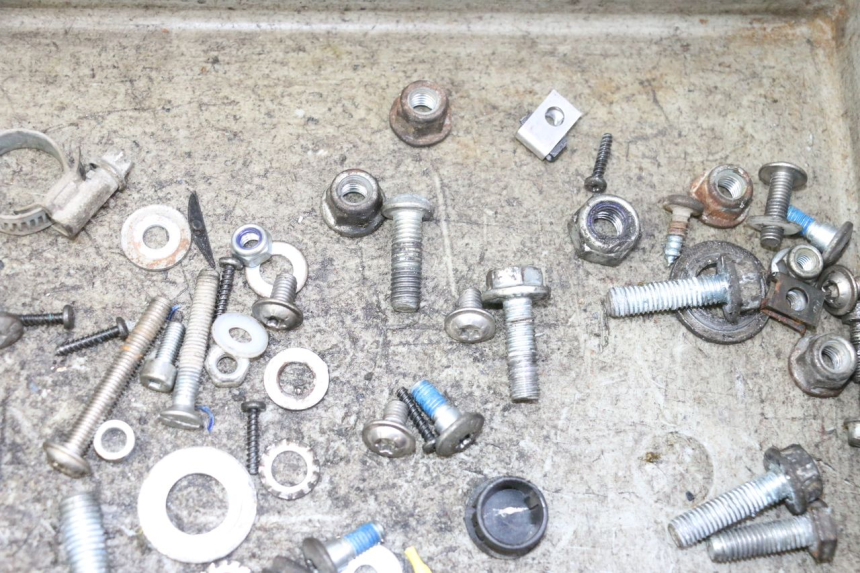 photo de WOREK Z ŚRUBAMI I ELEMENTAMI ZŁĄCZNYMI RIEJU MRT 50 (2018 - 2021) - Zbliżenie techniczne