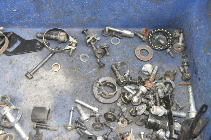 photo de TORBA ZESTAW ŚRUB I WKRĘTÓW YAMAHA NEOS NEO'S 4T 50 (2008 - 2016) - Inny kąt widzenia