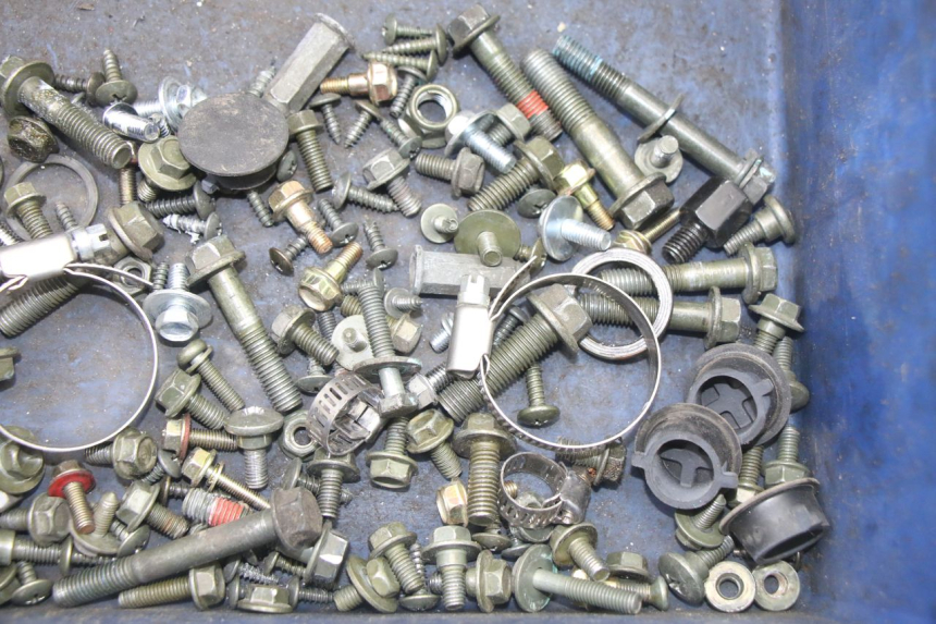 photo de WOREK Z ŚRUBAMI I ELEMENTAMI ZŁĄCZNYMI SYM ORBIT III 3 4T 50 (2021 - 2025) - Zoom stanu zużycia