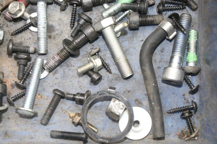 photo de TORBA ZESTAW ŚRUB I WKRĘTÓW PEUGEOT CITYSTAR 2T 50 (2018 - 2021) - Zbliżenie techniczne