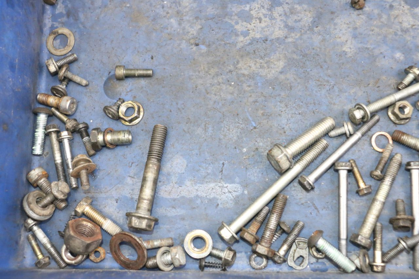 photo de TORBA ZESTAW ŚRUB I WKRĘTÓW PEUGEOT LUDIX 50 (2005 - 2007) - Zoom stanu zużycia