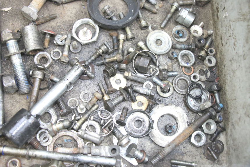 photo de WOREK Z ŚRUBAMI I WKRĘTAMI GILERA RK 50 (1996 - 1999) - Zoom stanu zużycia