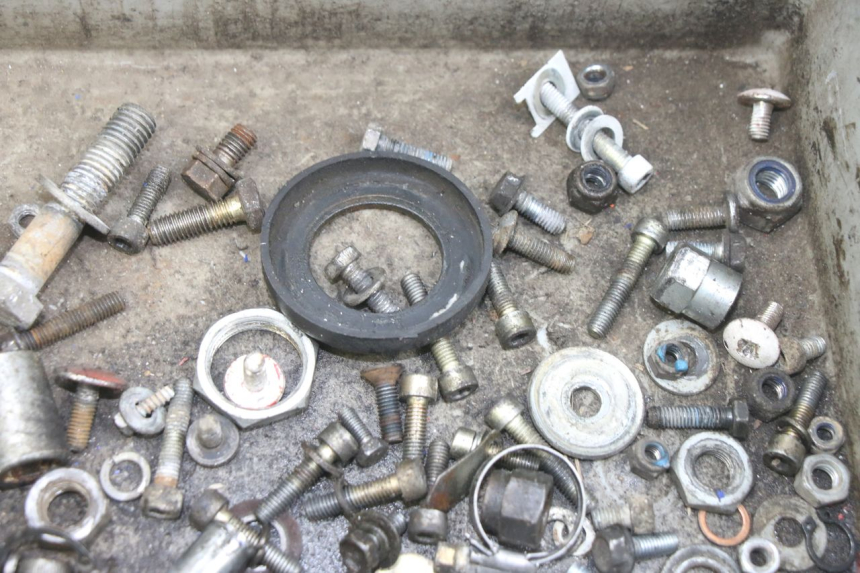 photo de WOREK Z ŚRUBAMI I WKRĘTAMI GILERA RK 50 (1996 - 1999) - Inny kąt widzenia