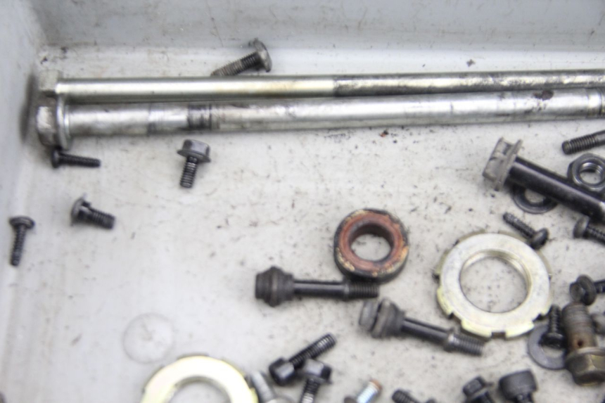 photo de TORBA ZESTAW ŚRUB I WKRĘTÓW DAELIM S2 125 (2006 - 2007) - Zbliżenie techniczne