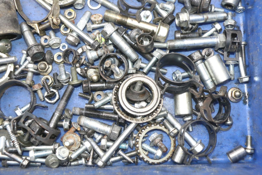 photo de TORBA ZESTAW ŚRUB I WKRĘTÓW DAELIM S3 125 (2010 - 2017) - Zbliżenie techniczne