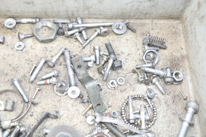 photo de WOREK Z ŚRUBAMI I WKRĘTAMI APRILIA SCARABEO 100 (2003 - 2012) - Inny kąt widzenia