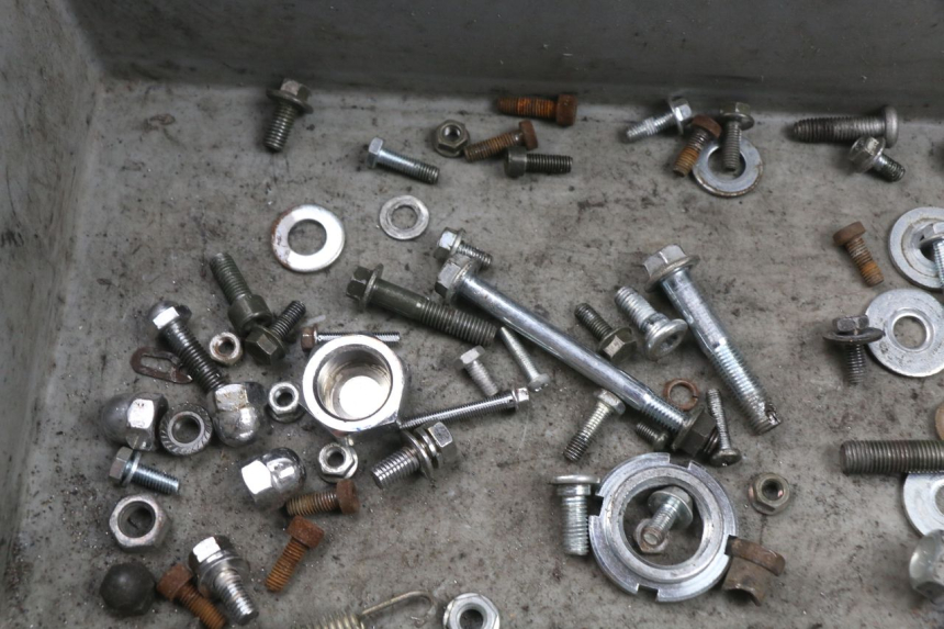 photo de TORBA ZESTAW ŚRUB I WKRĘTÓW MASH SEVENTY FIVE 125 (2013 - 2021) - Zbliżenie techniczne