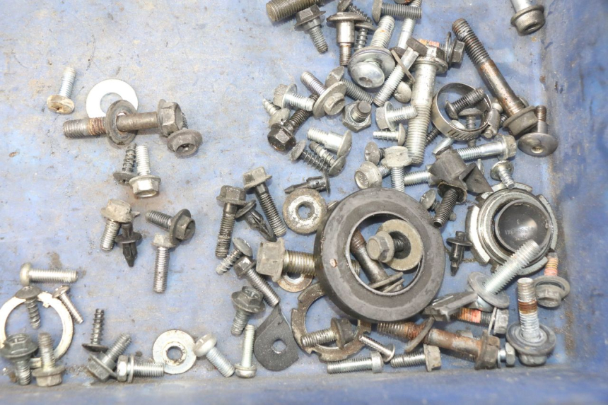 photo de WOREK ŚRUB I WKRĘTÓW SUZUKI SIXTEEN 125 (2008 - 2010) - Zbliżenie techniczne