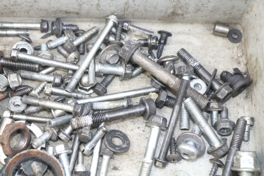 photo de WOREK ŚRUB I WKRĘTÓW SUZUKI SIXTEEN 125 (2008 - 2010) - Inny kąt widzenia